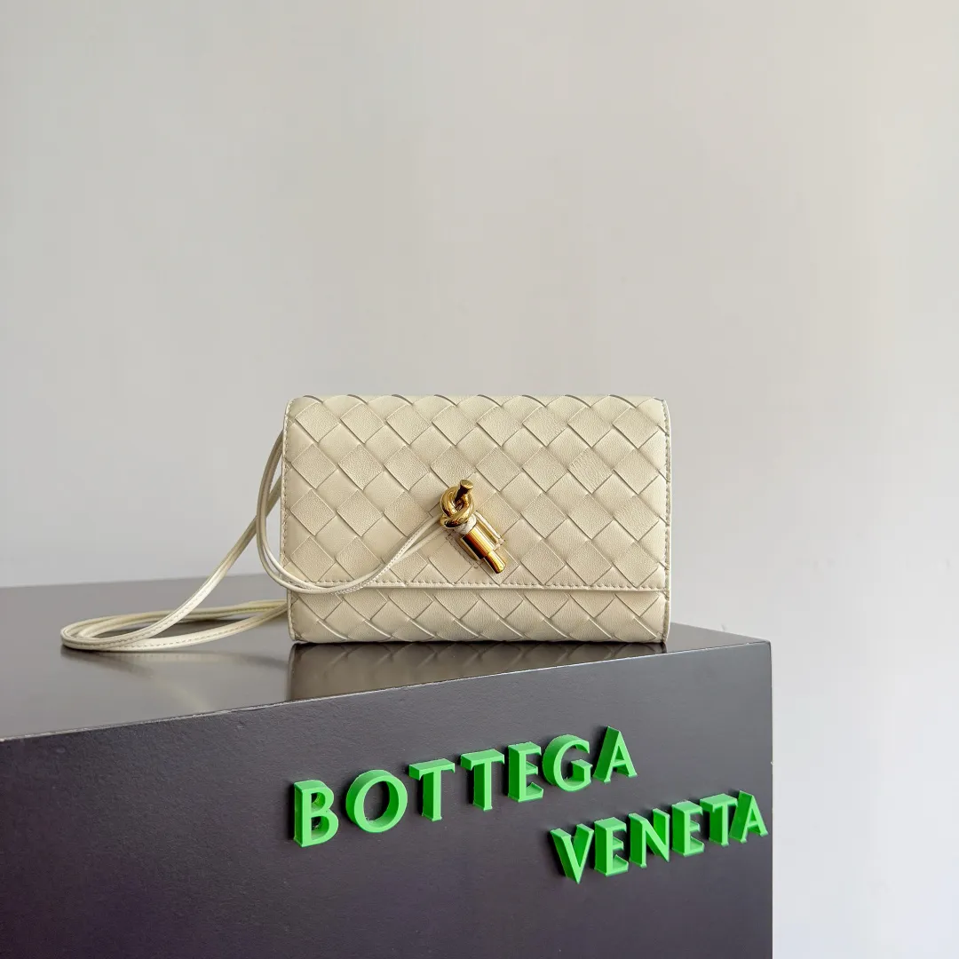 Batch 1560 Bottega Veneta 2025 early autumn series Andiamo handbag, a really good bag, mini crossbody bag, classic woven leather clutch, metallic button and rope closure, simple but not simple, elegant texture, elegant weaving attitude. Style number: 836940 Size: 19*12.6*2cm